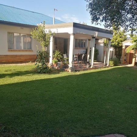 Lala Poa Guest House Klerksdorp Exteriér fotografie