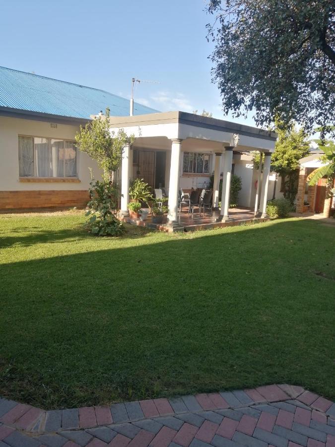 Lala Poa Guest House Klerksdorp Exteriér fotografie