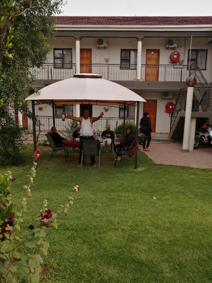 Lala Poa Guest House Klerksdorp Exteriér fotografie